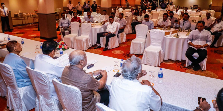 ජාත්‍යන්තර මාධ්‍ය දිනයේදී සජිත් විපක්ෂයේ නායකයන් එක්ක මාධ්‍ය ප්‍රධානීන්-පුවත්පත් කතුවරුන් හමුවෙයි! PHOTOS