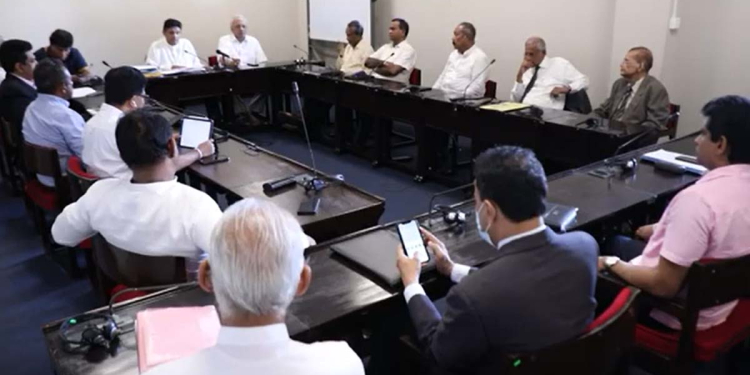විපක්ෂයේ පොදු එකමුතුවේ විධායක කමිටුව පාර්ලිමේන්තුවේදී රැස්වෙයි! සජිත් අන්ත ධනවාදය-අන්ත සමාජවාදය ප්‍රතික්ෂේප කොට තුන්වැනි මැද මාවතේ ආර්ථික දැක්ම පැහැදිලි කරයි! රාජ්‍ය මැදිහත්වීම සිදුකරන අවස්ථාවත් කියයි! VIDEO & PHOTOS