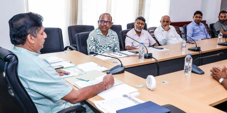 ‘ප්‍රතිව්‍යුහගත’ හැලෙයි! ‘ප්‍රශස්තකරණය’ එයි! ආණ්ඩුවේ අලුත්ම ඇන්දවීම මෙන්න! බැංකු පද්ධතියම අනතුරක! තමන් හමුවන්න ආ බැංකු ‌සේවකයන්ට සජිත් කියයි! VIDEO & PHOTOS I Sri Lanka Latest News