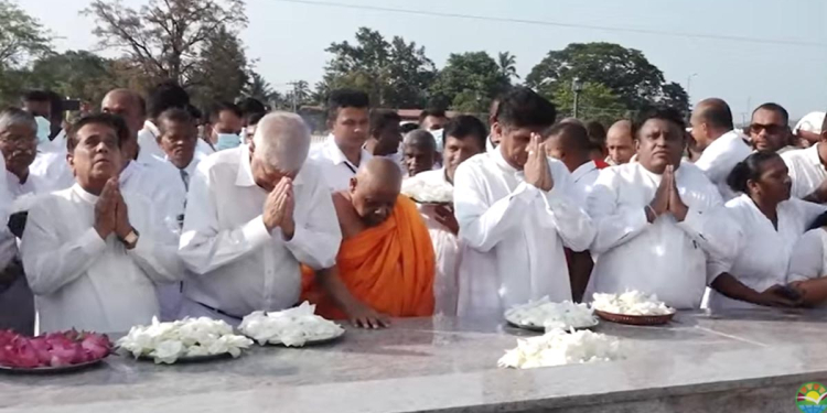 වැවයි දාගැබයි ගමයි පන්සලයි එක් කළ මහියංගන රජමහා විහාරයේ උත්සවයට විපක්ෂනායක සජිත් හරියටම වෙලාවට යයි! සමහරු බුදු සසුන සුරකින්නෙ කටවචනෙට විතරයි! මහියංගන නායක හිමියන් ක්රියාවෙන්ම එය ඔප්පු කර තිබෙනවා! බුදුදහමේ ගාථා ඇසුරු කරමින් සාරවත් කතාවකුත් කරයි! VIDEO I Sri Lanka Latest News