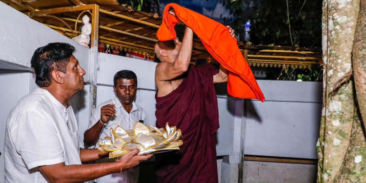 උතුම් වෙසක් දිනේ විපක්ෂනායකතුමා ශ්‍රී අභය නිකේතනාරාමයේ කළ පිංකම! ධම්මපදයේ පාඨයන් උපුටා දක්වමින් කතාවකුත් කරයි! VIDEO & PHOTOS