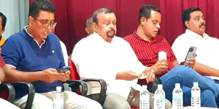 ජොනී-එස්.එම්. ඇමැතිකම් නැතිව ඉන්නේ හිතේ අමාරුවෙන්! මේ ආණ්ඩුව හැදුවෙ ඒ අය! අද අපේ අය ඉන්නේ ආණ්ඩුවේ පිළිකන්නේ! ජොනීට-එස්.එම්.ට නැති ඇමැතිකම් මගේ බල්ලාටවත් එපා! රාජ්ය ඇමැති සනත් නිශාන්ත පොහොට්ටුවට ඇමැතිකම් ගන්න සටන පටන් ගනී! I VIDEO I Sri Lanka Latest News