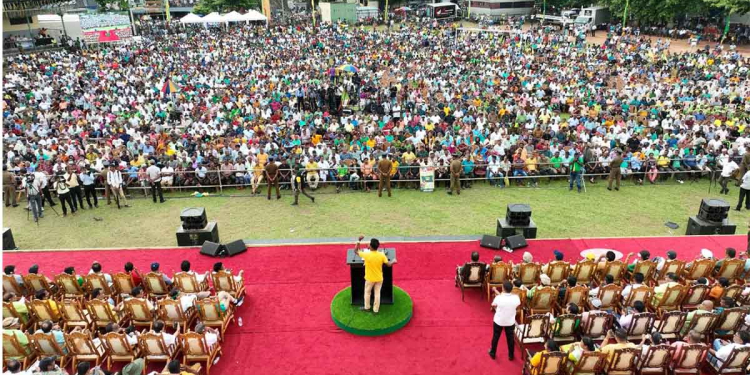 රටටම ආදර්ශයක්! ජන ගඟක් එක්ක මැයි රැළිය තිබ්බ ඒ.ඊ. ගුණසිංහ පිටිය සජබෙන් රෑම සුද්ද කරයි!