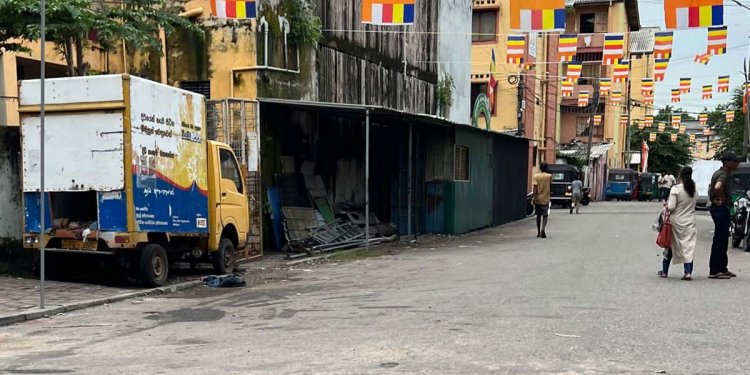 වෙසක් දවස්වල මරදාන සුදුවැල්ලේ දේශපාලන ප්රබලයෙක් නීති විරෝධීව කඩ 7ක් ගහලා! නගර සභාවට පැමිණිලි පිට පැමිණිලි ආවත් නිලධාරීන් අත තියන්න බයවෙයි!