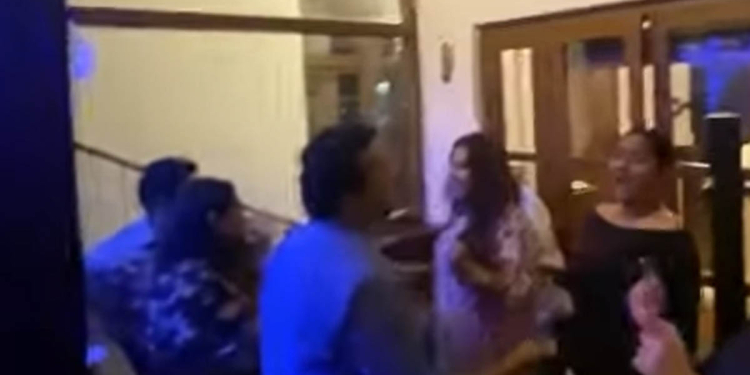 හඳුන්නෙත්ති කාන්තාවන් වට කරගෙන නටන වීඩියෝ එක දැක්කද? ඒවා හොඳයි..! එහෙම තමයි වෙන්න ඕන..! හැබැයි වෙන පක්ෂෙක කෙනෙක් කනකොට බොනකොට නටනකොට ඒවත් හොඳ වෙන්න ඕන! නරකයි කියලා කෑගහන්න බෑ! VIDEO