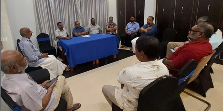 රනිල් සාකච්ඡාවකට උතුරේ ද්රවිඩ මන්ත්රීවරුන්ට එන්න කියයි! අපිට විතරක් එන්න බෑ! මන්ත්රීවරු කොන්දේසියක් දමයි! ජනාධිපතිට ලිඛිතවම දැනුම් දෙන්නත් තීන්දු කරයි!