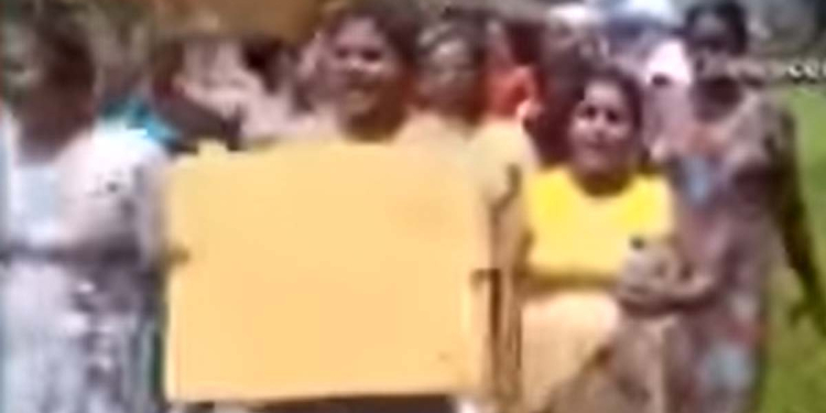 රාජ්ය ඇමැති ඉන්දිකගේ මැරයන් පහර දීමේ සිද්ධියට ඕමාන ජාතිකයා ඇඟලුම් කම්හල වසා දමයි! රස්සා නැතිව කුපිත වුණු සේවකයන් ඉන්දිකගේ ගෙදර ඉදිරිපිට විරෝධතාවක! ‘ඇමැතියාට එන්න කියාපිය’! VIDEO