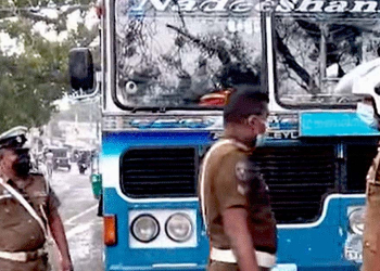 මේ මිනිස්සු ඉස්සර වුණොත් මේ වගේ උන්ව පාරෙදි පාලනය කරන්න පුළුවන්! (VIDEO) I Sri Lanka Latest News