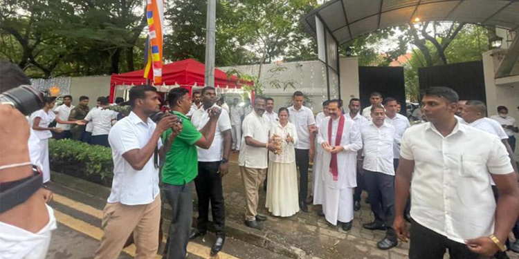 වෙසක් එකට විජේරාමේ නිල නිවස ඉදිරිපිට මහින්ද කඩල දන්සලක් දෙයි! විමල්ගේ නෝනා ශෂීත් ගිහින් මහින්ද එක්ක කඩල බෙදයි! PHOTO