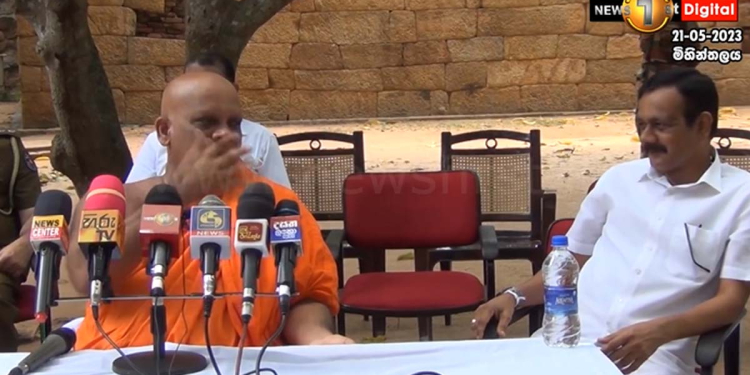 නිදහස් උත්සව තිබ්බා! ජනරජ පෙරහැර තිබ්බා! අලුත් අවුරුදු උත්සව තිබ්බා! වෙසක් උත්සවය තිබ්බා! රණවිරු සැමරුම තිබ්බා! හැබැයි පොසොන් රාජ්ය උත්සවය ගැන තවම කිසි කතාවක් නෑ! කිසිම නිලධාරියෙක් ඇවිල්ලත් නෑ! මිහින්තලා හාමුදුරුවෝ ආණ්ඩුවේ නියෝජිතයන් එක්ක ප්රසිද්ධියේ වචන හුවමාරුවක! VIDEO I Sri Lanka Latest News