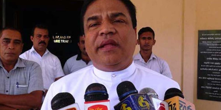 රනිල්ගේ යහපාලන ආණ්ඩුවේ අවුරුදු 5ක් ලොකු ඇමැතිකමක් කරලා රනිල්ව දාලා සජිත්ගෙන් ඡන්දෙ ඉල්ලලා අනුරාධපුර මිනිස්සු පරද්දපු පී. හැරිසන් ආයෙත් රනිල් ගාවට ගිහිල්ලා ජනාධිපති වුණාට පස්සේ රනිල් හොඳයි කියන්නේ! රට ගැන හිතලලු ආයෙත් යන්නේ! VIDEO