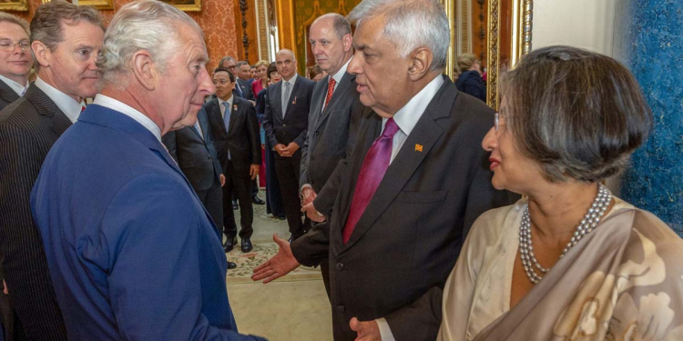 රනිල් චාල්ස් රජුට අතට අත දෙයි! PHOTOS