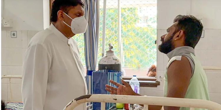 කඩුවෙල හිටපු නියෝජ්ය නගරාධිපතිගේ මැර ප්රහාරයෙන් තුවාල ලැබූ පියත් නිකේෂල බලන්න විපක්ෂනායක ජාතික රෝහලට යයි! ‘අපි උසාවියේදී හමුවෙමු!’ පොහොට්ටුවේ මැරයන්ට දැනුම් දෙයි!