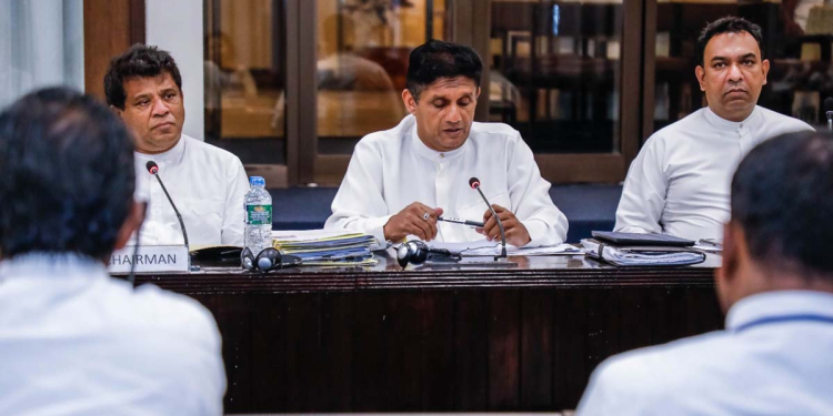 එක්ස්ප්‍රස් පර්ල් විවාදයට කලින් විපක්ෂනායක පරිසර අධීක්ෂණ කාරක සභාවේදී තියෙන ප්‍රශ්න ඔක්කොම නිලධාරීන්ගෙන් අහයි! නිලධාරීන් මැදට පැන උත්තර දෙන්න ගිහින් විපක්ෂනායකගෙන් හොඳට අහගනී! VIDEO & PHOTOS