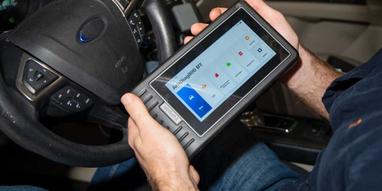 හොරුත් දැන් මාර විදිහට අප්ඩේට් වෙලා! නවත්වලා තියෙන වාහන ස්කෑන් කර ස්ටාට් කරන්න පුලුවන් සොෆ්ට්වෙයාර් එකක් තියෙන අතිනවීන මැෂින් එකක් අරන් ඇවිත්! තලවතුගොඩදී කෝටියක් වටින සුපිරි වාහනයක් උස්සලා! වාහන ඇහැට පේන මානයෙන් නවත්තලා යන්න! I Sri Lanka Latest News