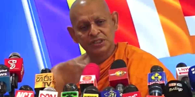 රටේ ප්රශ්න යට ගහන්න-සජිත්ටත් බිරියටත් සජබයටත් මඩ ගහන්න ජෙරම්ව යොදාගෙන! මේ හදන්නේ මාධ්ය ආයතනත් අල්ලගෙන ආයෙමත් ජාතිවාදය-කුලවාදය-ආගම්වාදය අවුස්සන්න! ධම්මින්ද හිමියෝ මාධ්ය හමුවක! VIDEO I Sri Lanka Latest News