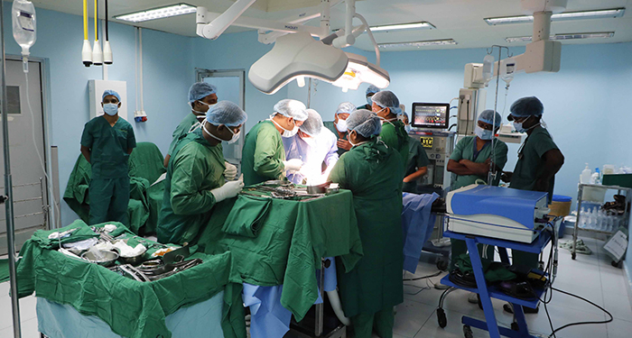යුද හමුදාවේ දොස්තරලා ‌ශල්‍ය කර්මයකින් ගිනස් වාර්තාවක් තියයි!  බර ග්‍රෑම් 801යි! දිග සෙන්ටිමීටර් 13.372යි! වකුගඩුවේ තිබුණු ලෝකේ ලොකුම ගල අයින් කරයි! PHOTOS I Sri Lanka Latest News