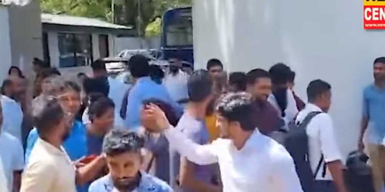 ගෝඨාව එළවන්න පාරට බැස්ස අරගලකරුවෝ සෙට් එකම අද ආයෙත් එකතු වෙයි! කතාබහ කරයි! සෙල්ෆි ගහයි! ආයෙත් අලුත් ගේමකට සෙට්වෙන්නද යන්නේ! I Sri Lanka Latest News