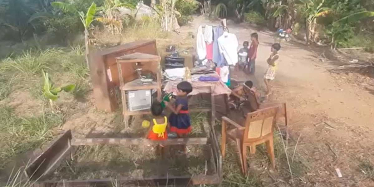 මීගලෑව හද්ද පිටිසර ගමක ළමයින් තුන්දෙනෙක් ඉන්න පවුලක් හිටපු පුංචි ගෙයක් ‘අනවසර ඉදිකිරීමක්’ කියලා මහදවාලේ ඩෝසර් කරලා! දැන් පොඩි එවුන් තුන්දෙනෙක් එක්ක පවුලක්ම මහපාරේ! VIDEO I Sri Lanka Latest News