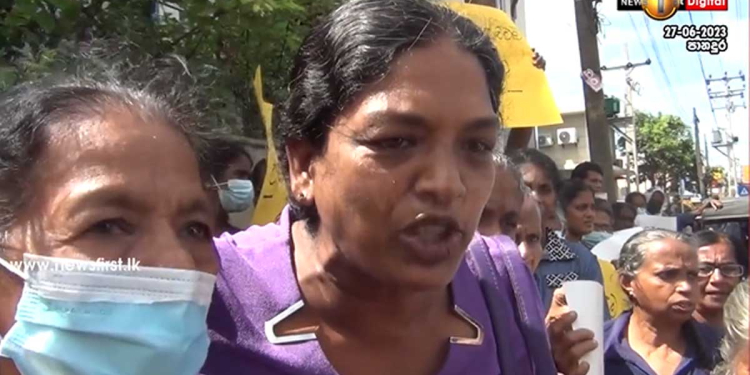 මහින්ද මහත්තයාගේ කාලේ ඉඳන් අපිට මේ සමෘද්ධිය දුන්නේ! ඇයි දුප්පත් අපිට මෙහෙම කරන්නේ! උඹලට හෙණ ගහනවා! ආණ්ඩුවේ අස්වැසුමට අදත් හතර වටේ විරෝධතා! මේ පානදුරේ! VIDEO I Sri Lanka Latest News