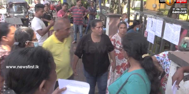 ආණ්ඩුවේ අස්වැසුමට විරුද්ධව අදත් බණ්ඩාරගම මිනිස්සු පාරට බැහැලා! VIDEO I Sri Lanka Latest News