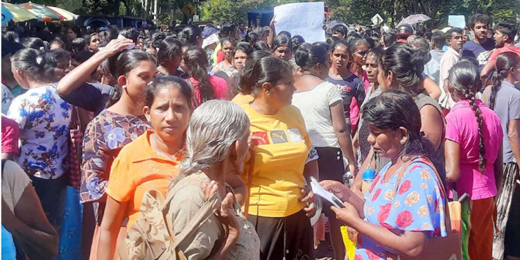 අස්වැසුම ඇවිලෙයි! මිනිස්සු පොහොට්ටු මන්ත්‍රීට හූ කියා එළවලා දායි! I Sri Lanka Latest News