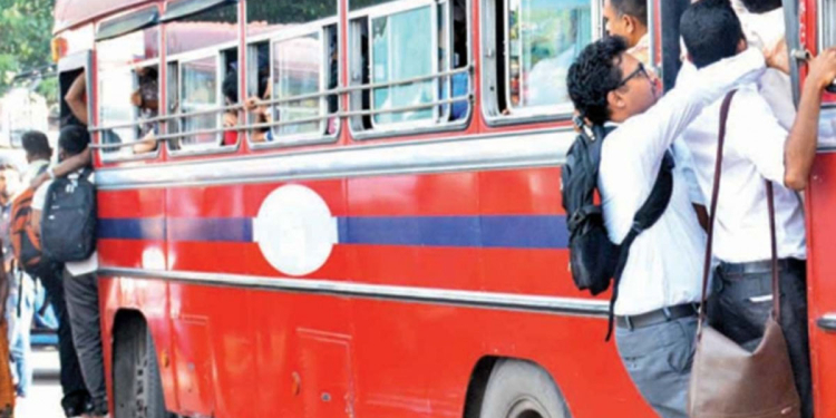 ලංගම රියැදුරකුට මුත්‍රා ප්‍රහාරයක්! බස් එකේ හිටපු සෙනගත් මුත්‍රාවලින් නෑවිලා ! I Sri Lanka Latest News