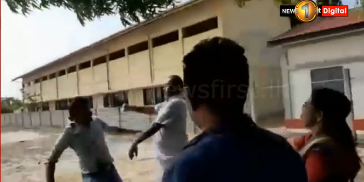 මන්ත්‍රී ගජේන්ද්‍ර කුමාර් පොන්නම්බලම්ට යාපනයේදී පොලිසියෙන් ප්‍රහාරයක්! බහින්බස් වීමක් සිදුවූ බව පොලිස් මාධ්‍ය ප්‍රකාශක පිළිගනී! වීඩියෝවෙ නම් ගහනවා වගේත් පේනවා! VIDEO I Sri Lanka Latest News