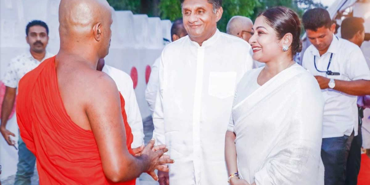 ත්‍රෛනිකායික ගෞරවනීය මහා සංඝරත්නය විසින් “ශ්‍රී සුගත ශාසන ප්‍රසාදනී”ගෞරවනාම සන්නස ජලනිට පිරිනමයි! ශාසනයට කළ සේවයත් සිහිපත් කරයි! VIDEO & PHOTOS I Sri Lanka Latest News