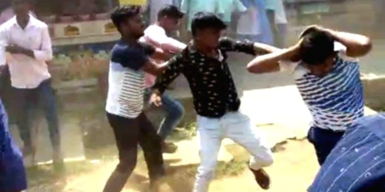 මහනුවර ප්‍රධාන පාසලක සාපෙළ ලියන සිසුවෙකුට විකට් පොලුවලින් ගහලා ! පහරකෑ සිසුවා රෝහලේ ! එකම පන්තියේ යාළුවන්ගෙ වැඩක් I Sri Lanka Latest News