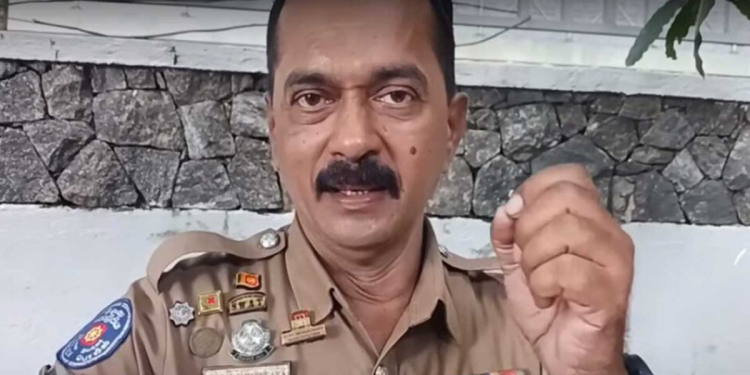 පොලිස් නිල ඇඳුමෙන්ම LIVE ඇවිත් ‘හිත හොඳ පොලිසියේ මහත්තයා’ පොලිස් ලොක්කන්ගේ පතුරු යවයි! මෙන්න වීඩියෝ 2ක් තියෙනවා! VIDEO I Sri Lanka Latest News