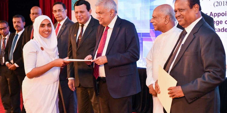 ඩිප්ලෝමාධාරීන් 7,342කට ජනපති ගුරු පත්වීම් දෙයි! I Sri Lanka Latest News