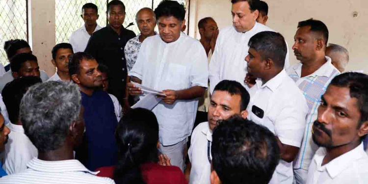 රනිල් මුලින්ම කරන්න ඕන දේ කළේ නෑ! අස්වැසුමේ අඩුපාඩු ගොඩයි! ලක්ෂ 70ක් සිටින දුප්පතුන්ගෙන් සුලු ප්රමාණයකට ආධාර දීලා රැවටීමක් කරලා! විශාල අසාධාරණයක් වෙලා තියෙන සැබෑ දුප්පතුන් වෙනුවෙන් මම සටන් කරනවා! කිරිඳිඔය ගොවි නායකයින් හමුවේ ආණ්ඩුව අස්වැසුමෙන් දුප්පත් මිනිස්සුන්ගේ ඇස්වහලා ගහන්න යන ගේම් එක සජිත් හෙළිකරයි! VIDEO & PHOTOS I Sri Lanka Latest News