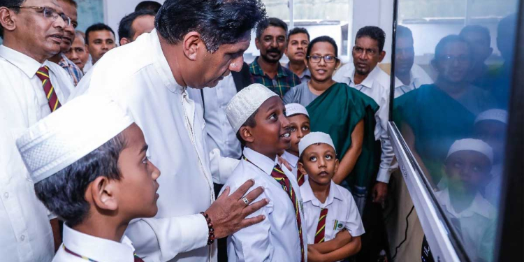 ඇත්ත පැරදී බොරුව දිනපු නිසා රටට මේ විනාශයට මුහුණ දෙන්න වුණා! කමක් නෑ වෙච්ච දේ වුණා! දැන් පසුතැවෙන්නේ නැතිව ඉදිරියට යමු! ඉදිරියේදී මෙවැන්නක් වෙන්න ඉඩ නොතබමු! සක්වල යටතේ සජිත් කොළඹ සහිරා පාසලට ස්මාර්ට් පන්ති කාමරයක් දෙයි! VIDEO & PHOTOS I Sri Lanka Latest News