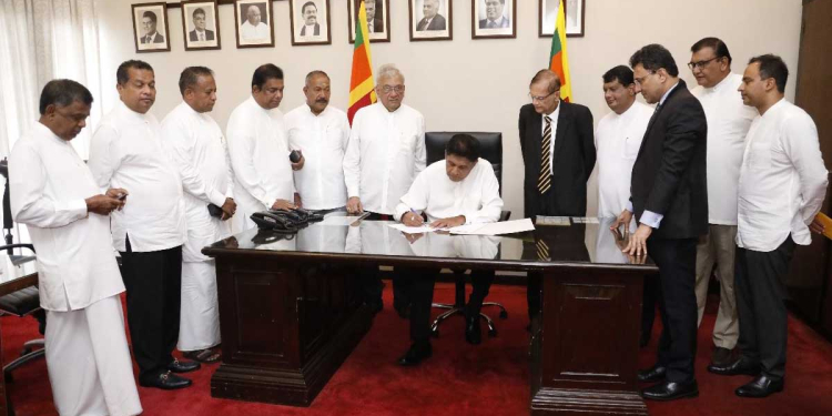විදුලි බිල වැඩි කිරීම නීති විරෝධියි! තේරීම් කාරක සභාවක් ඉල්ලා සජබය ප්‍රමුඛ විපක්ෂය අස්සන් කරයි! කතානායකට දැනුම් දෙයි! PHOTOS I Sri Lanka Latest News