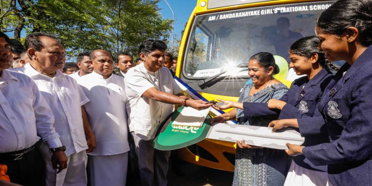 රට බං‌කොලොත් වුණේ ‌කොහොමද? රට බංකොලොත් බවින් මුදාගන්නේ කොහොමද? නැවත බංකොලොත් නොවී සිටින්නේ කොහොමද? සජිත් 71 වන බස් රථය අම්පාරේදී දරුවන්ට ලබා දෙමින් බංකොලොත් නොවන සූත්‍රය රටට පැහැදිලි කරයි!  VIDEO & PHOTOS I Sri Lanka Latest News