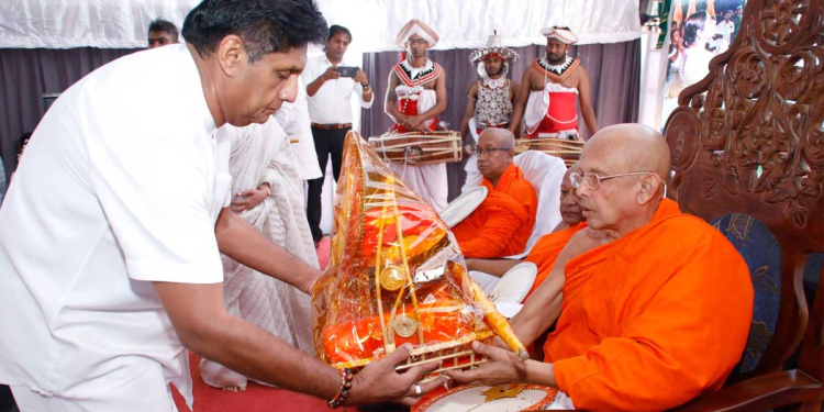 විපක්ෂනායකතුමා හම්බන්තොට කොච්චර චෛත්‍ය හැදුවද? රට පුරා කොච්චර චෛත්‍ය හදනවද? අවුරුදු 16ක්ම ‘තිස්ස’ පන්සලේ කඨින පිංකම කරනවා! දරුවන් මහණ කරලා අධ්‍යාපන ආධාර කරනවා! සොළොස්මස්ථානවල කඨින පිංකම් කරනවා! දහම් පාසල් හදනවා! හදපුවා විවෘත කරන්න විදිහක් නැතිව ඉන්නේ! ජලනි ප්‍රේමදාසට “ශ්‍රී සුගත ශාසන ප්‍රසාදනී” ගෞරව නාමය පිළිගන්වමින් නායක හිමියෝ කියති!  VIDEO & PHOTOS I Sri Lanka Latest News