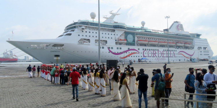 ඉන්දියානු සංචාරකයක් 744ක් රැගෙන සුපිරි නෞකාවක් ත්‍රිකුණාමලයට! VIDEO I Sri Lanka Latest News