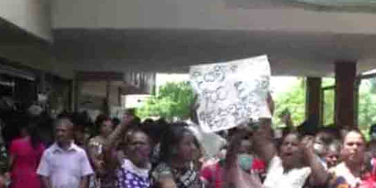 ආණ්ඩුවේ අස්වැසුමට එරෙහිව සමෘද්ධිලාභියෝ යකා නටයි! අපිව කපලා අපේ පැත්තෙම සල්ලි තියෙන අයට දීලා! VIDEO I Sri Lanka Latest News