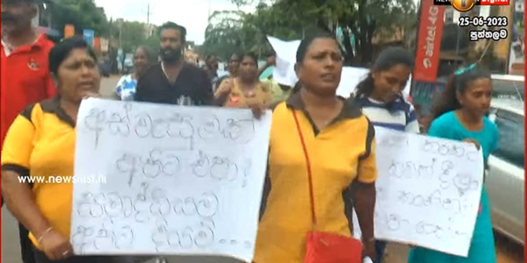 ‘සමීක්ෂණේ හොර පාරේ.. දුප්පත් අපි මහපාරේ..!’ අස්වැසුම එපා! දීපු සමෘද්ධියම දියව්! පුත්තලමේ මිනිස්සු වීදි බහී! I VIDEO I Sri Lanka Latest News