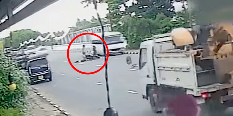 කළුතරදී පාර මාරුවෙමින් සිටි පුද්ගලයකු හප්පා මාරුවුණු යුවළ සී.සී.ටී.වී. මගින් හඳුනාගනී I VIDEO I Sri Lanka Latest News