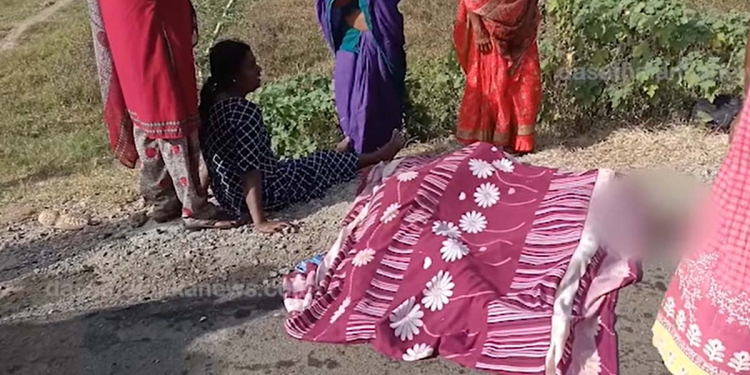 මවක් සහ දියණියක් ලොරි රථයකට බිලිවෙයි! IVIDEO I Sri Lanka Latest News
