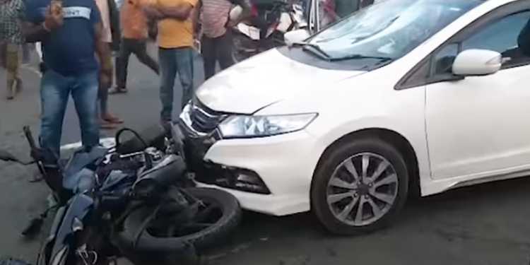 බයික් එක හැප්පුවා කියා මෝටර් රථ රියැදුරාට අමානුෂික ලෙස පහරදෙයි! බරපතළ තුවාල ලැබූ රියැදුරු පොලිස් රියෙන් රෝහලට රැගෙන යයි I VIDEO I Sri Lanka Latest News