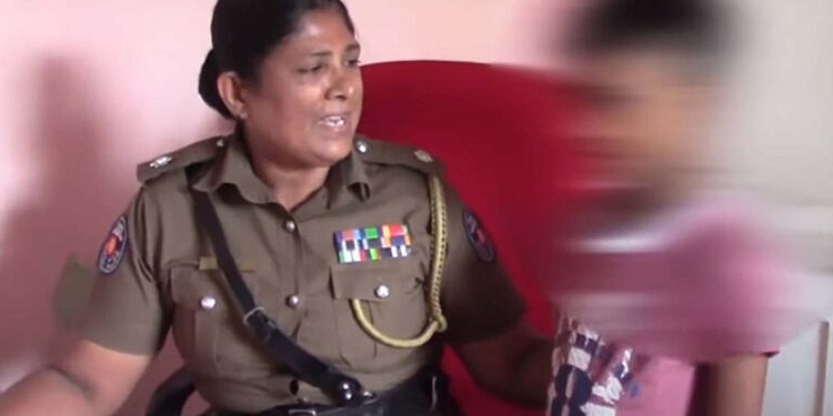 අම්මලා, දරුවන්ව පාරේ දාලා යන්නත් පටන් අරගෙන! මාස 6ක බිළිඳෙකුයි, අවුරුදු 9ක පිරිමි දරුවෙකුයි අම්බලන්ගොඩදී අතරමං කරලා අම්මා යන්න ගිහින්! I Sri Lanka Latest News