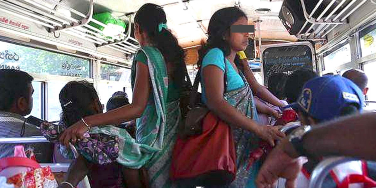 පොඩි කෙල්ලොත් බස්වල චේන් කඩන්න පටන් අරගෙන ! චේන් දාගෙන බස්වල යන අය පරිස්සමෙන් ! Sri Lanka Latest News