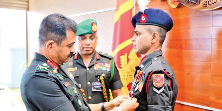 බස් රථ අනතුර වැළැක්වූ සෙබළා යුද හමුදාපතිගේ ඇගයීමට ලක්වෙයි I Sri Lanka Latest News