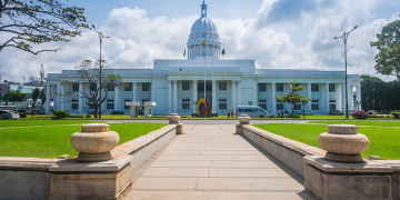 කොළඹ නගර සභාව වීදුරු එකතු කිරීම නවත්වයි!  නිවාස සංකීර්ණවල වීදුරු ගොඩගැහිලා! පැමිණිලි අංකයට කතා කළත් වැඩක් වෙලා නෑ! I Sri Lanka Latest News