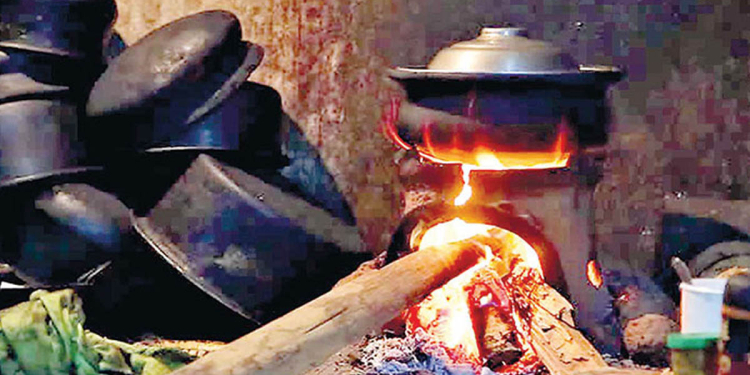 මෙන්න තවත් ප්රතිඵලයක්! ලංකාවේ ජනතාවගෙන් 70%ක් උයන්නේ දර ළිපෙන්! අපි නෙවෙයි කියන්නේ, රජය කියන්නේ! Sri Lanka Latest News
