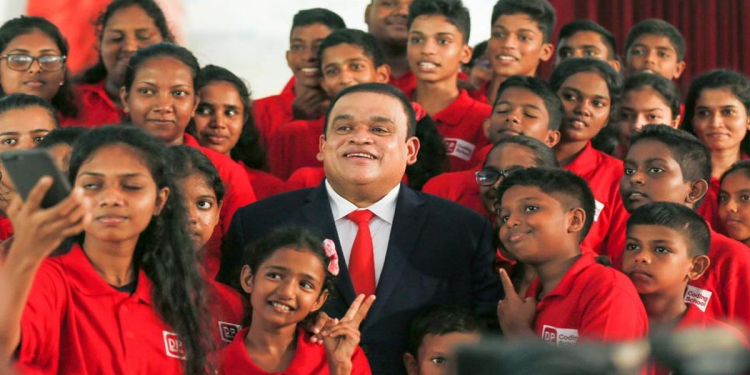 පොසොන් එකට කියපු බණක් අහලා කෝටිපති ධම්මික දුක්වෙයි! ණය ගෙවන හැටි-ගම හදන හැටි කියලා දෙයි! රට හදන හැටිත් පෙන්වයි! රටට ආයෝජන ගේන හැටිත් කියයි! අම්පාරේ ඉඳන් තේරෙන බාසාවෙන් මරු කතාවක් කරයි! විනාඩි 3යි තත්පර 17ක මේ කතාව අහලම බලන්න! VIDEO & PHOTOS I Sri Lanka Latest News