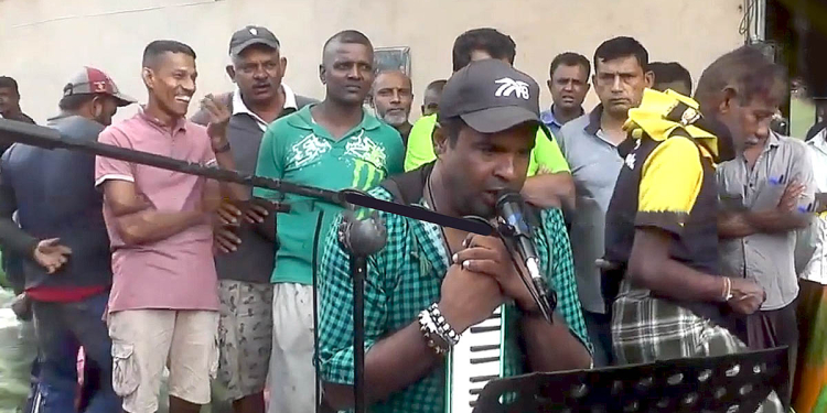 ගිනි පොලියට සල්ලි දුන්නා ! කුඩු විකුණලා සුපිරි ජීවිතයක් ගතකළා ! ඒ හැම දේ ගැනම මම කලකිරුණා ! මගේ ජීවිත කතාව හැමෝටම හොඳ පාඩමක් වේවි ! Sri Lanka Latest News